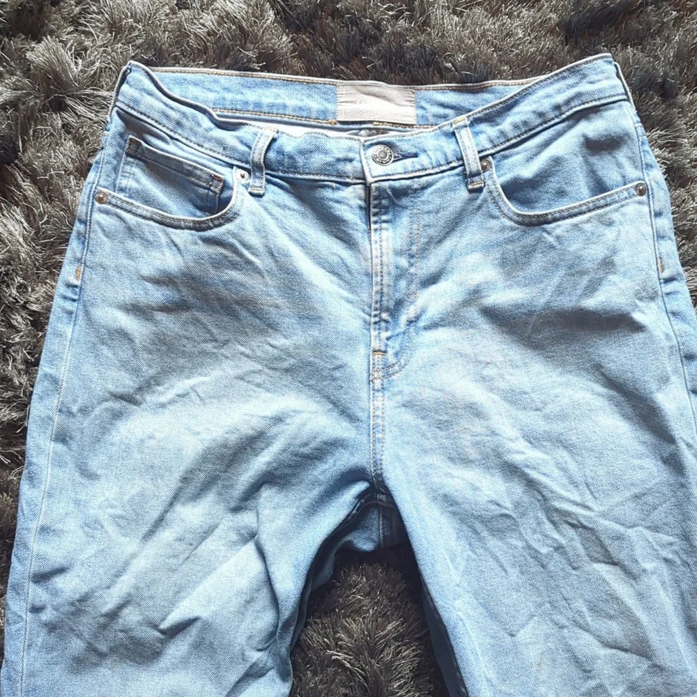 Everlane Original Cheeky Jean in Stone-washed Sky - Picture 7 of 16